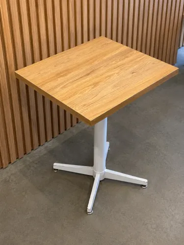 Mesa em madeira e pé de ferro branco