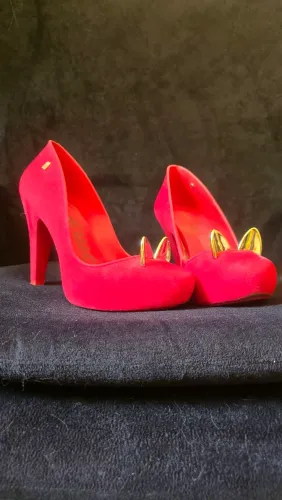 Sapato vermelho de salto em camurça Melissa Meow
