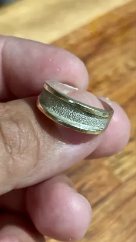 Aliança Texturizada em Prata e Ouro