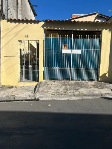 ALUGA-SE UMA CASA 