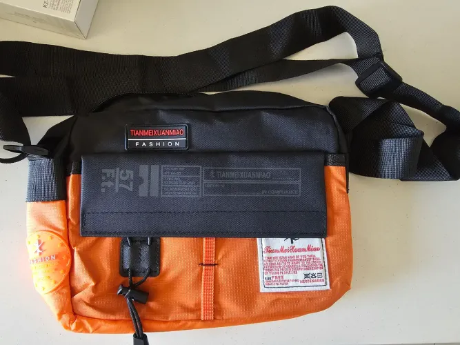 Bolsa de ombro laranja estilosa demais