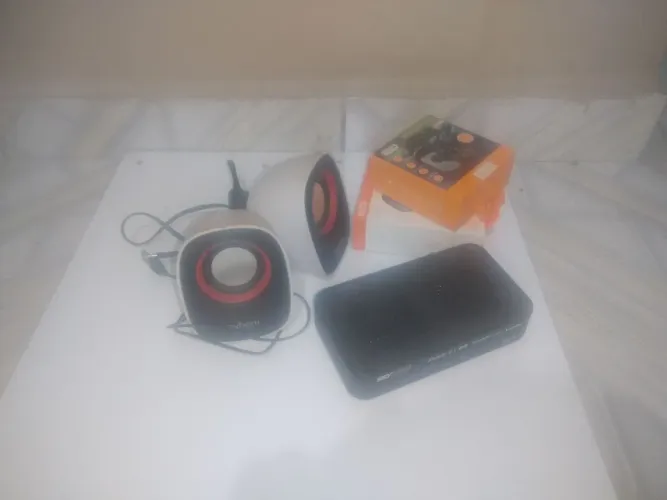 Caixas de som + 2 fones de ouvido + aparelho skyhdTV