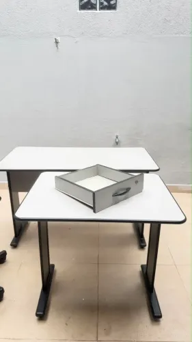 Mesas e cadeira giratória