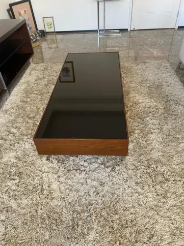 Mesa de Centro 140x60 | Vidro Fumê + 2 Gavetas Embutidas | Madeira + Pés Metal (Aldeota)