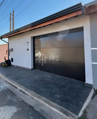 Linda Casa 02 dormitórios, 01 suíte, piscina, bem distribuídos em 150m2