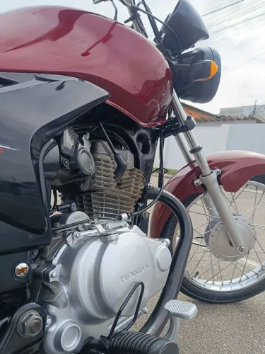 Vendo  Titan 150  moto  muito boa para quem não quer se enconodar