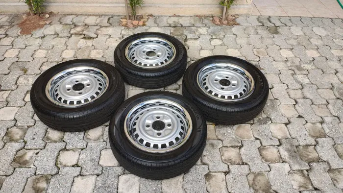 Rodas de Fusca 15 com pneus e sobre aros