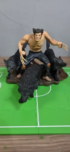 Wolverine com lobos - Marvel Select