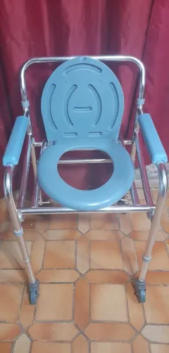 CADEIRA DE BANHO BEM RESISTENTE ! ! !