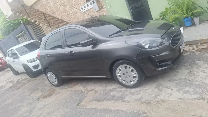 Vende se um carro ? 