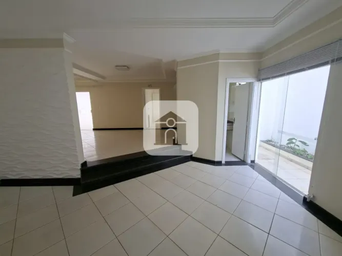 Casa estilo sobrado para locação no bairro Morada da Colina
