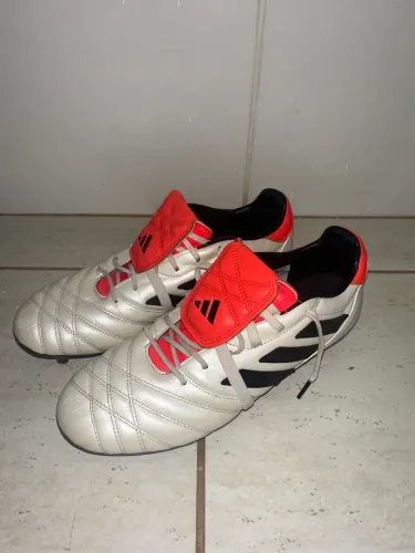 Chuteira adidas profissional 