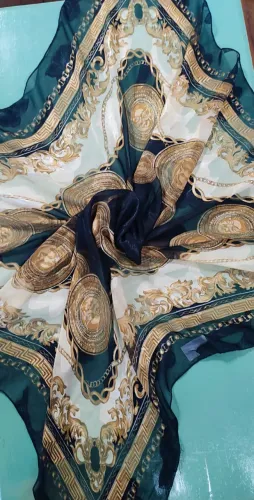 Lenço em Seda dourado, creme e preto. Sem uso. Dimensões 1m X 0,96m