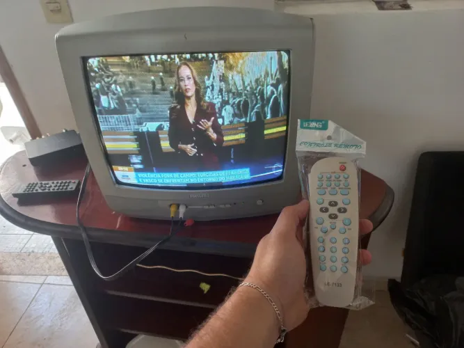 Tv Philips de tubo linda imagem  - acompanha controle remoto novo  