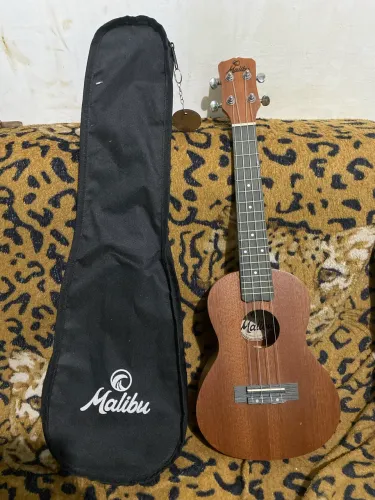 Vende-se ukulele (Malibu), acompanha bolsa