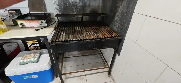 Churrasqueira / Parrilla / Braseiro 90cm X 90cm, duas grelhas com descanso, com pernas.
