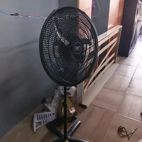 Ventilador Tron de pé