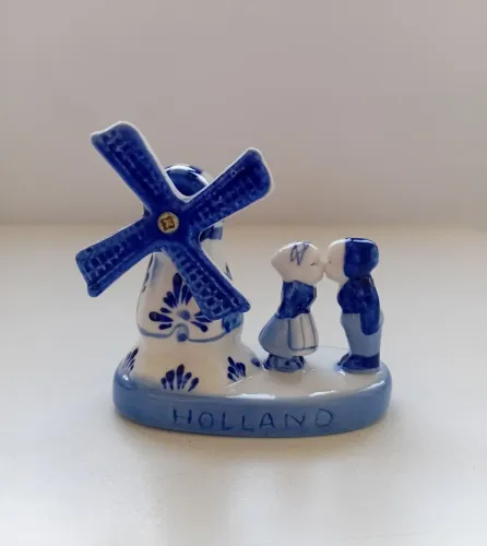 Bibelô em porcelana holandesa azul e branca