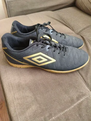 Chuteira UMBRO, tamanho 43, usada duas vezes, comprei tamanho errado.