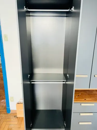 Guarda-roupa 4 portas com 3 gavetas - Excelente estado | Cinza fosco