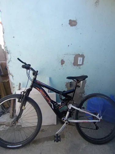 Vendo bicicleta com marcha e mola suspensora