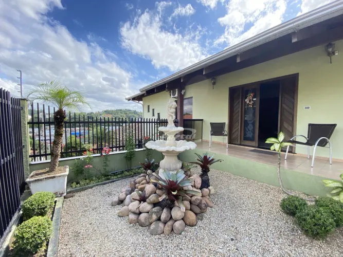 Excelente casa com piscina e ampla área de festas perto da Cooper da Itoupava Norte!