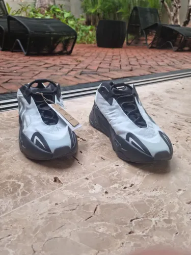Adidas Yeezy Boost 700 MNVN Tamanho 41