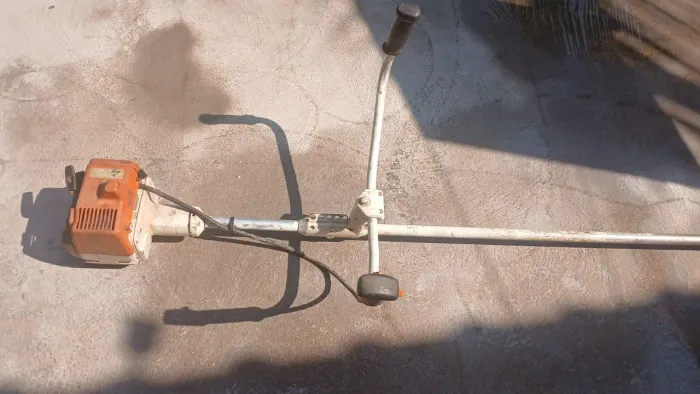  Vendesse ou troco por motosserra pequena uma Roçadeira 220 sthil
