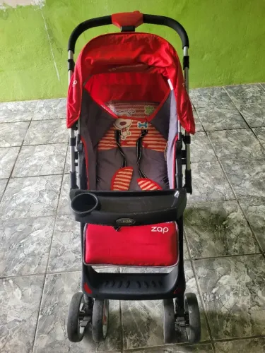 Carrinho e bebe conforto.
