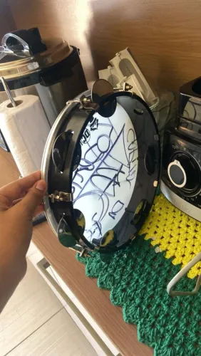 Pandeiro original autografado por thalles roberto em show ao vivo