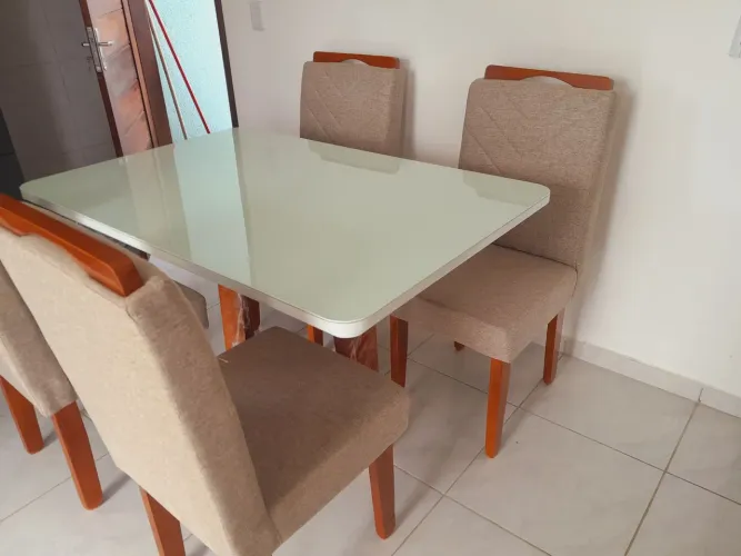 Mesa de jantar laqueada