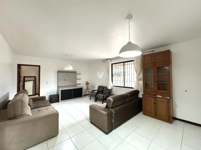 Apartamento central para locação, 2 dormitórios mobiliado suíte e 1 vaga coberta