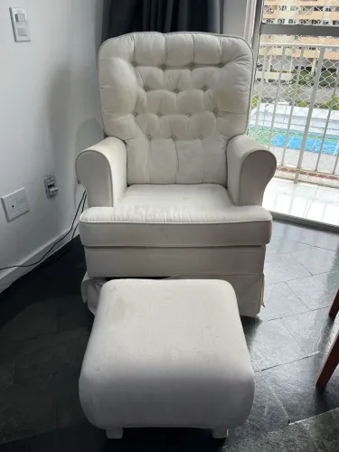 Poltrona de amamentação com puff