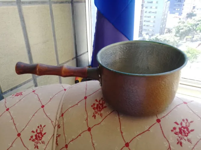 Antigo papeiro, acabamento texturizado esculpido em imitação bambu ou madeira tranalhada