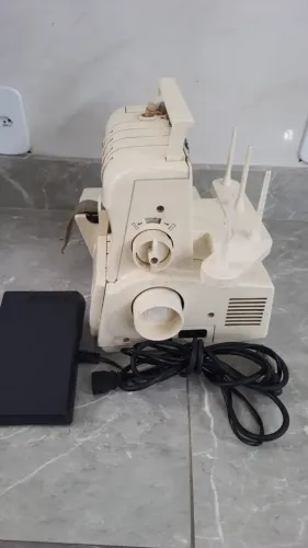 Máquina de costura overlock 