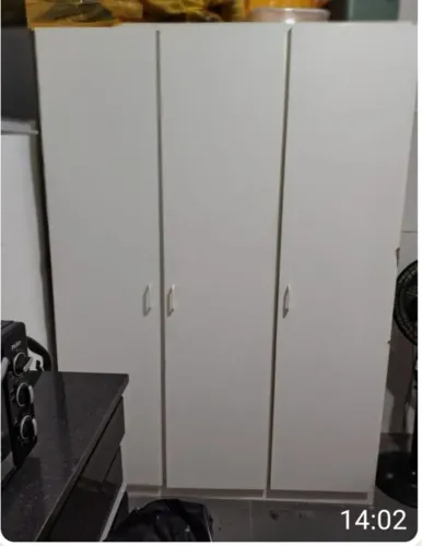 Guarda roupa três portas de madeira