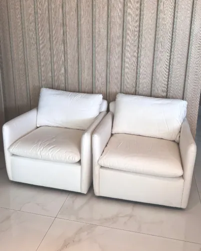 Par de Poltronas Giratórias Brancas - Estilo Contemporâneo