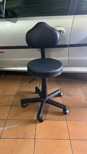 Cadeira mocho giratória no corvin preto e branco 