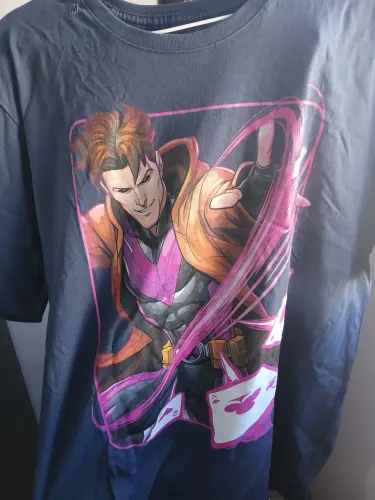 Camiseta da Marvel e meias da Disney