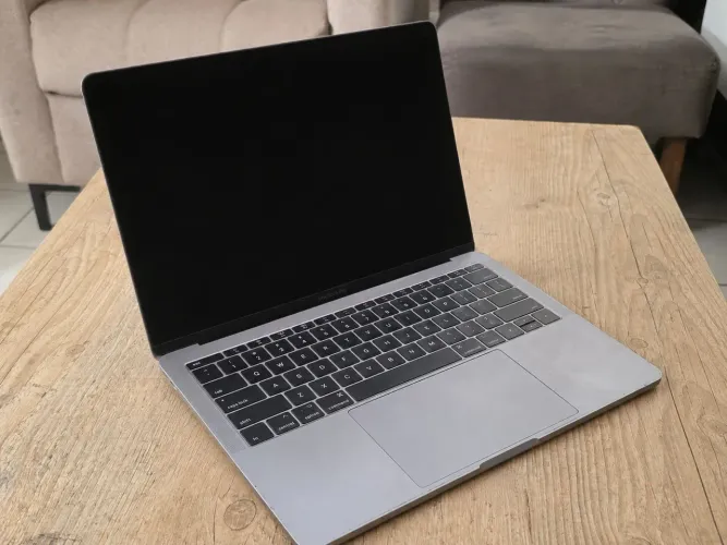 MacBook Pro 13" 2017 - i5 - 8GB RAM com detalhe