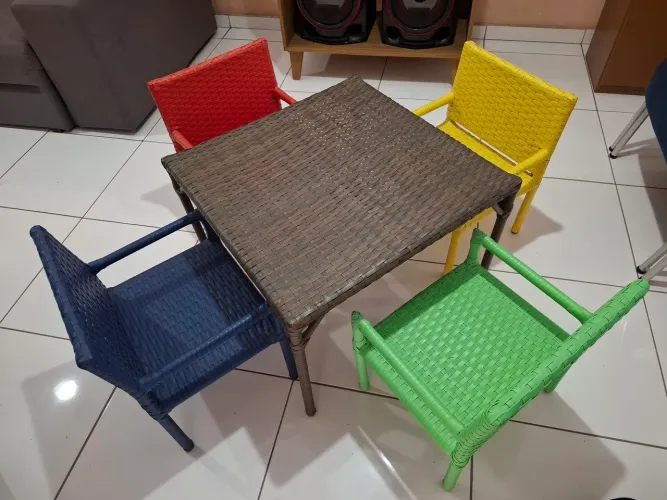 Conjunto mêsa e 4 cadeiras em Vime. Para crianças a partir de 3 anos. Em perfeito estado.