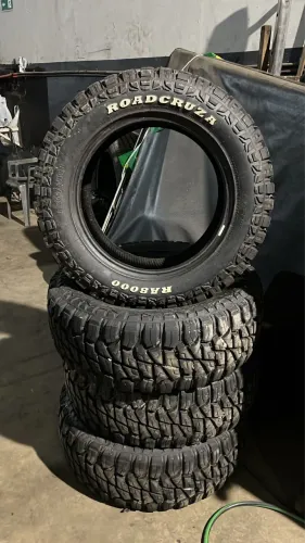 Vendo jogo de pneus MUD barato aro 18