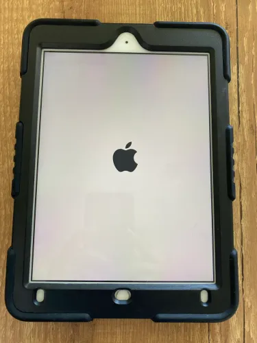 iPad de 5ª geração da Apple (modelo A1822) com 128 GB de armazenamento.