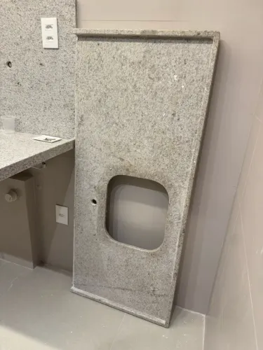 Bancada em granito branco siena polido