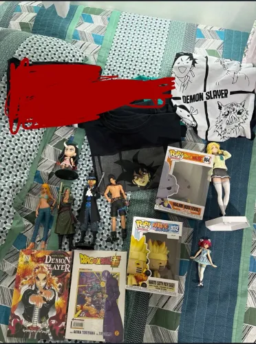 7 action figure 2 Funko pop e 2 Mangás 2 camisas de Animes e 2 jogos de vídeo game