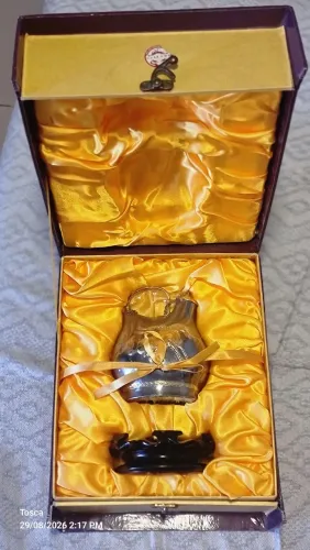Peça da Dinastia Tang em Prata e Banhada a Ouro Para Colecionador