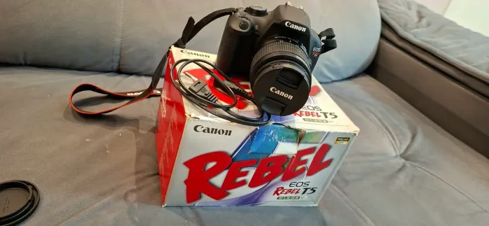 Canon EOS Rebel T5 com lente EFS 18-55mm