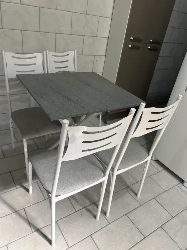 VENDO MESA COM 4 CADEIRAS