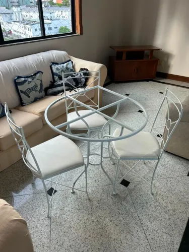 VENDO PE DE MESA EM FERRO COM QUATRO CADEIRAS