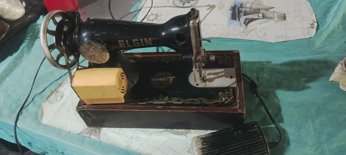 Máquina de costura Elgin
